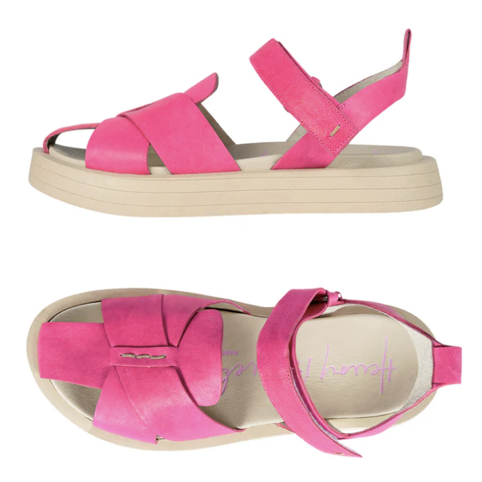 Leather sandal in fuchsia