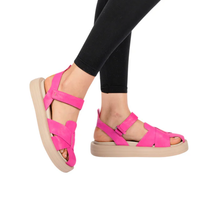 Leather sandal in fuchsia