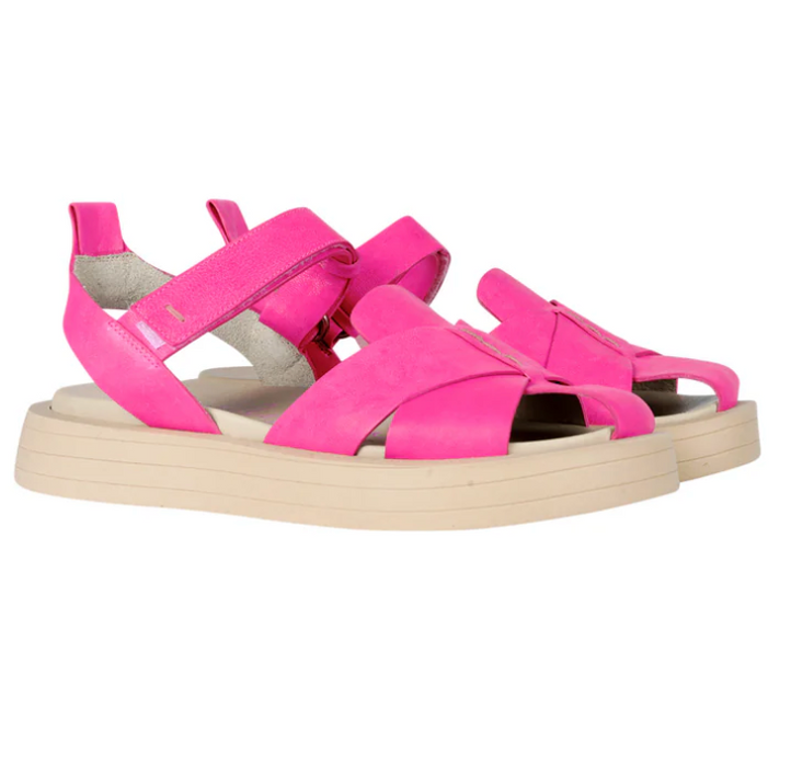 Leather sandal in fuchsia